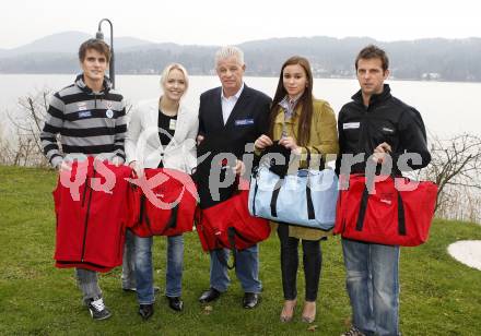 Kaernten Sport. Package Uebergabe. Niko Nico Resch, Jasmin Ouschan,  Landessportdirektor Reinhard Tellian, Laura Friedl, Christian Schatz. Forstsee, am 21.11.2008.
Foto: Kuess
---
pressefotos, pressefotografie, kuess, qs, qspictures, sport, bild, bilder, bilddatenbank