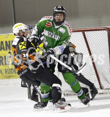 Eishockey. CHL Ost. VST Adler Wild Voelkermarkt gegen USC Velden. Benjamin Reichart (Voelkermarkt), Josef Sulzbacher (Velden). Voelkermarkt, 29.11.2008
Foto: Kuess
---
pressefotos, pressefotografie, kuess, qs, qspictures, sport, bild, bilder, bilddatenbank