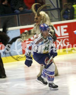 EBEL. Eishockey Bundesliga. EC Pasut VSV gegen EHC LIWEST Linz. Dan Cavanaugh (VSV), Krampus. Villach, am 30.11.2008.
Foto: Kuess 

---
pressefotos, pressefotografie, kuess, qs, qspictures, sport, bild, bilder, bilddatenbank