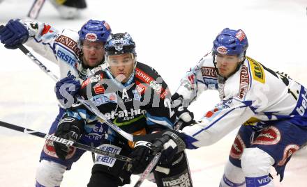 EBEL. Eishockey Bundesliga. EC Pasut VSV gegen EHC LIWEST Linz. Roland Kaspitz, Thomas Raffl, (VSV), Brad Purdie  (Linz). Villach, am 30.11.2008.
Foto: Kuess 

---
pressefotos, pressefotografie, kuess, qs, qspictures, sport, bild, bilder, bilddatenbank