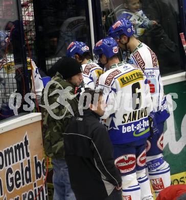 EBEL. Eishockey Bundesliga. EC Pasut VSV gegen EHC LIWEST Linz. Frustriert verlassen die VSV Spieler die Eishalle. Villach, am 30.11.2008.
Foto: Kuess 

---
pressefotos, pressefotografie, kuess, qs, qspictures, sport, bild, bilder, bilddatenbank