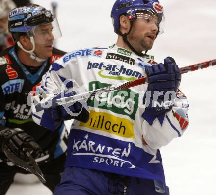 EBEL. Eishockey Bundesliga. EC Pasut VSV gegen EHC LIWEST Linz. Justin Mapletoft, (VSV),  Petri Liimatainen (Linz). Villach, am 30.11.2008.
Foto: Kuess 

---
pressefotos, pressefotografie, kuess, qs, qspictures, sport, bild, bilder, bilddatenbank