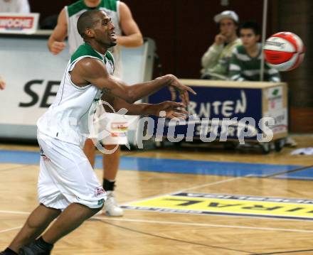 Basketball Bundesliga. Woerthersee Piraten gegen Guessing Knights.  Tim Burnette (Piraten).  Klagenfurt, 7.12.2008
Foto: Nadja Kuess

---
pressefotos, pressefotografie, kuess, qs, qspictures, sport, bild, bilder, bilddatenbank