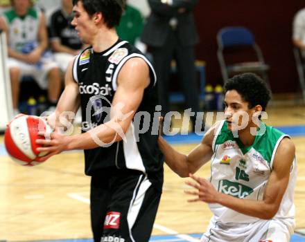 Basketball Bundesliga. Woerthersee Piraten gegen Guessing Knights.  Samuel Bachlechner (Piraten),  Christoph Knor (Guessing).  Klagenfurt, 7.12.2008
Foto: Nadja Kuess

---
pressefotos, pressefotografie, kuess, qs, qspictures, sport, bild, bilder, bilddatenbank