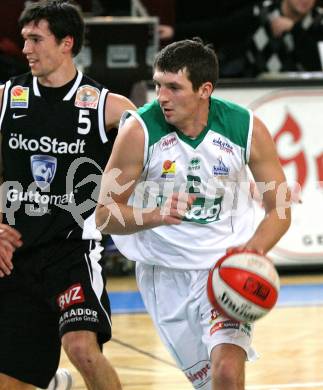 Basketball Bundesliga. Woerthersee Piraten gegen Guessing Knights.  Selmir Husanovic (Piraten),  Christoph Knor (Guessing).  Klagenfurt, 7.12.2008
Foto: Nadja Kuess

---
pressefotos, pressefotografie, kuess, qs, qspictures, sport, bild, bilder, bilddatenbank