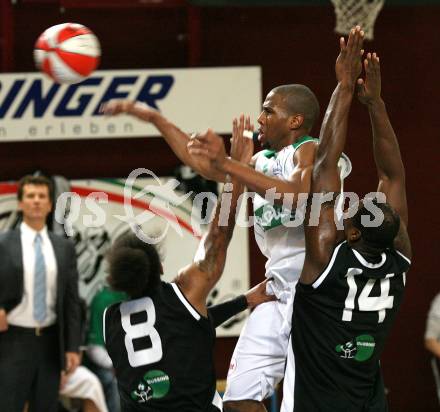 Basketball Bundesliga. Woerthersee Piraten gegen Guessing Knights.  Tim Burnette (Piraten),  Jermaine Dontay Thomas, Yao O.D. Schaefer-Tsahe (Guessing).  Klagenfurt, 7.12.2008
Foto: Nadja Kuess

---
pressefotos, pressefotografie, kuess, qs, qspictures, sport, bild, bilder, bilddatenbank