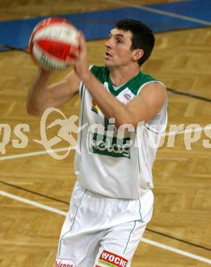 Basketball Bundesliga. Woerthersee Piraten gegen Guessing Knights.  Selmir Husanovic (Piraten).  Klagenfurt, 7.12.2008
Foto: Nadja Kuess

---
pressefotos, pressefotografie, kuess, qs, qspictures, sport, bild, bilder, bilddatenbank