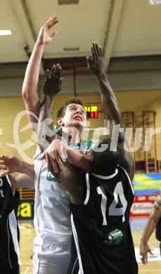 Basketball Bundesliga. Woerthersee Piraten gegen Guessing Knights.  Rasid Mahalbasic  (Piraten), Yao O.D. Schaefer-Tsahe (Guessing).  Klagenfurt, 7.12.2008
Foto: Kuess


---
pressefotos, pressefotografie, kuess, qs, qspictures, sport, bild, bilder, bilddatenbank