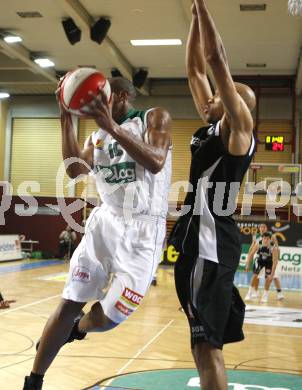 Basketball Bundesliga. Woerthersee Piraten gegen Guessing Knights.  Tim Burnette (Piraten),  Marqus Ledoux (Guessing).  Klagenfurt, 7.12.2008
Foto: Kuess

---
pressefotos, pressefotografie, kuess, qs, qspictures, sport, bild, bilder, bilddatenbank