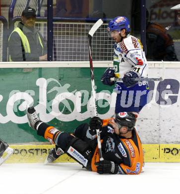 EBEL. Eishockey Bundesliga. EC Pasut VSV gegen Graz 99ers. Nikolas Petrik (VSV), Stefan Herzog (Graz). Villach, am 9.12.2008.
Foto: Nadja Kuess



---
pressefotos, pressefotografie, kuess, qs, qspictures, sport, bild, bilder, bilddatenbank