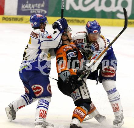 EBEL. Eishockey Bundesliga. EC Pasut VSV gegen Graz 99ers. Roland Kaspitz, Thomas Rafll (VSV), Harry Lange (Graz). Villach, am 9.12.2008.
Foto: Nadja Kuess



---
pressefotos, pressefotografie, kuess, qs, qspictures, sport, bild, bilder, bilddatenbank