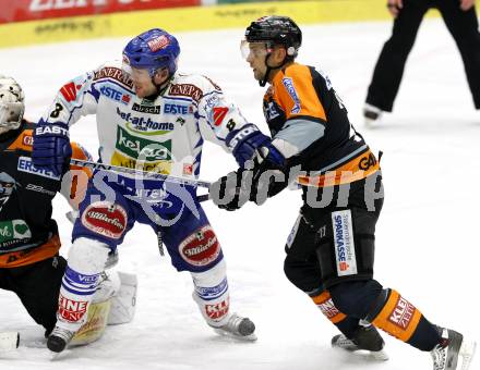 EBEL. Eishockey Bundesliga. EC Pasut VSV gegen Graz 99ers. Roland Kaspitz (VSV), Michael Stuart (Graz). Villach, am 9.12.2008.
Foto: Nadja Kuess

---
pressefotos, pressefotografie, kuess, qs, qspictures, sport, bild, bilder, bilddatenbank