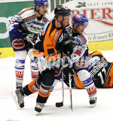 EBEL. Eishockey Bundesliga. EC Pasut VSV gegen Graz 99ers. Thomas Raffl, Roland Kaspitz (VSV), Nick Kuiper (Graz). Villach, am 9.12.2008.
Foto: Nadja Kuess



---
pressefotos, pressefotografie, kuess, qs, qspictures, sport, bild, bilder, bilddatenbank