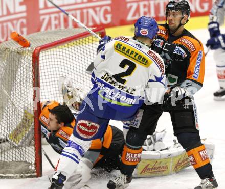 EBEL. Eishockey Bundesliga. EC Pasut VSV gegen Graz 99ers. Darell Scoville (VSV), Dov Grumet-Morris, Michael Stuart (Graz). Villach, am 9.12.2008.
Foto: Nadja Kuess



---
pressefotos, pressefotografie, kuess, qs, qspictures, sport, bild, bilder, bilddatenbank