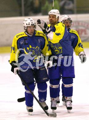 Eishockey. Kaerntner Liga. HCP Pubersdorf gegen Althofen. Torjubel Markus Klemen, Peter Rosic  (Althofen). Klagenfurt, 6.12.2008
Foto: Nadja Kuess 
---
pressefotos, pressefotografie, kuess, qs, qspictures, sport, bild, bilder, bilddatenbank