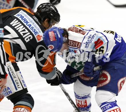 EBEL. Eishockey Bundesliga. EC Pasut VSV gegen Graz 99ers. Christof Martinz (VSV), Philipp Winzig (Graz). Villach, am 9.12.2008.
Foto: Nadja Kuess 


---
pressefotos, pressefotografie, kuess, qs, qspictures, sport, bild, bilder, bilddatenbank