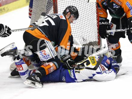 EBEL. Eishockey Bundesliga. EC Pasut VSV gegen Graz 99ers. Christof Martinz (VSV), David Cullen (Graz). Villach, am 9.12.2008.
Foto: Nadja Kuess 
---
pressefotos, pressefotografie, kuess, qs, qspictures, sport, bild, bilder, bilddatenbank