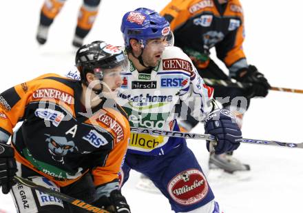 EBEL. Eishockey Bundesliga. EC Pasut VSV gegen Graz 99ers. Nikolas Petrik (VSV), Harry Lange (Graz). Villach, am 9.12.2008.
Foto: Nadja Kuess 


---
pressefotos, pressefotografie, kuess, qs, qspictures, sport, bild, bilder, bilddatenbank