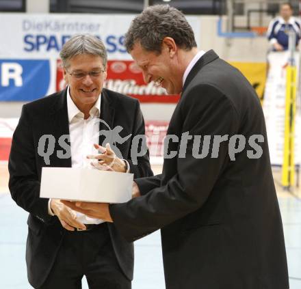 Volleyball Challenge Cup. ATSC Wildcats gegen Markopoulo (Griechenland). Josef Joe laibacher gratuliert Peter Kaiser zum 50. Geburtstag. Klagenfurt, am 11.12.2008.
Foto: Nadja Kuess 
---
pressefotos, pressefotografie, kuess, qs, qspictures, sport, bild, bilder, bilddatenbank