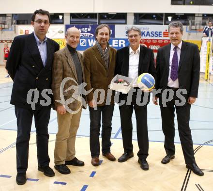 Volleyball Challenge Cup. ATSC Wildcats gegen Markopoulo (Griechenland). Gratulation zum 50.Geburtstag fuer Peter Kaiser. Wolfgang Schantl, Josef Joe Laibacher. Klagenfurt, am 11.12.2008.
Foto: Nadja Kuess 


---
pressefotos, pressefotografie, kuess, qs, qspictures, sport, bild, bilder, bilddatenbank