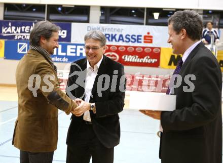 Volleyball Challenge Cup. ATSC Wildcats gegen Markopoulo (Griechenland). Wolfgang Schantl gratuliert Peter Kaiser zum 50. Geburtstag, Joe Laibacher (Wildcats). Klagenfurt, am 11.12.2008.
Foto: Nadja Kuess 


---
pressefotos, pressefotografie, kuess, qs, qspictures, sport, bild, bilder, bilddatenbank