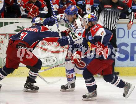 EBEL. Eishockey Bundesliga. EC Pasut VSV gegen EC Red Bull Salzburg. Dan Cavanaugh,  (VSV), Walter Lee Sweatt, Dieter Kalt (Salzburg). Villach, am 14.12.2008.
Foto: Kuess 

---
pressefotos, pressefotografie, kuess, qs, qspictures, sport, bild, bilder, bilddatenbank