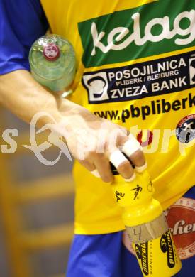 Volleyball. Challenge Cup. SK Aich/Dob gegen TV Amriswil (Schweiz). Feature. Trinkflasche, Mineralwasser, Tape. Prevalje, 16.12.2008.
Foto: Kuess

---
pressefotos, pressefotografie, kuess, qs, qspictures, sport, bild, bilder, bilddatenbank