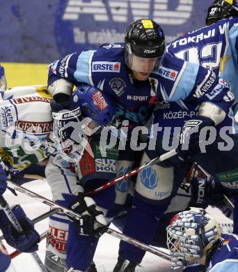 EBEL. Eishockey Bundesliga. EC Pasut VSV gegen Alba Volan Szekesfehervar. Thomas Raffl,(VSV),  Gabor Ocskay (Szekesfehervar). Villach, am 21.12.2008.
Foto: Kuess 


---
pressefotos, pressefotografie, kuess, qs, qspictures, sport, bild, bilder, bilddatenbank