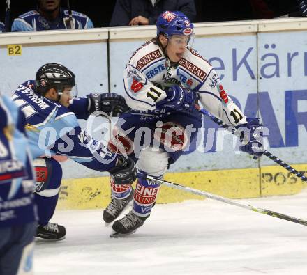 EBEL. Eishockey Bundesliga. EC Pasut VSV gegen Alba Volan Szekesfehervar. Michael Raffl,  (VSV), Andreas Bystroem (Szekesfehervar). Villach, am 21.12.2008.
Foto: Kuess 


---
pressefotos, pressefotografie, kuess, qs, qspictures, sport, bild, bilder, bilddatenbank