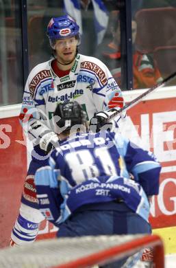 EBEL. Eishockey Bundesliga. EC Pasut VSV gegen Alba Volan Szekesfehervar. Thomas Raffl, (VSV),  David Jobb (Szekesfehervar). Villach, am 21.12.2008.
Foto: Kuess 


---
pressefotos, pressefotografie, kuess, qs, qspictures, sport, bild, bilder, bilddatenbank