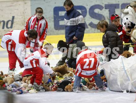 EBEL. Eishockey Bundesliga. KAC gegen VSV. Die Zuschauer werfen, nach dem ersten KAC-Tor, Teddybaeren auf das Eis. Klagenfurt, am 23.12.2008.
Foto: Kuess

---
pressefotos, pressefotografie, kuess, qs, qspictures, sport, bild, bilder, bilddatenbank