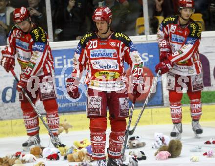 EBEL. Eishockey Bundesliga. KAC gegen VSV. Die Zuschauer werfen, nach dem ersten KAC-Tor, Teddybaeren auf das Eis.SCHULLER David, CRAIG Michael,  HERBURGER Raphael. Klagenfurt, am 23.12.2008.
Foto: Kuess 

---
pressefotos, pressefotografie, kuess, qs, qspictures, sport, bild, bilder, bilddatenbank