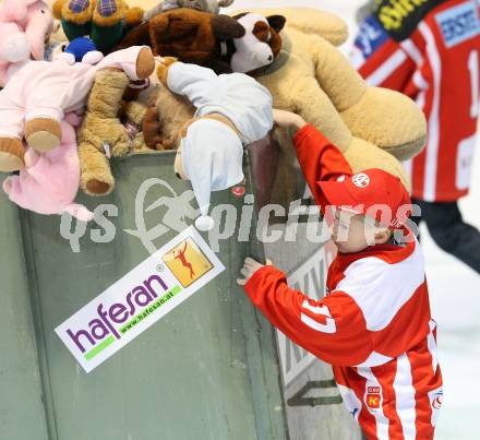 EBEL. Eishockey Bundesliga. KAC gegen VSV.Die Zuschauer werfen, nach dem ersten KAC-Tor, Teddybaeren auf das Eis. Klagenfurt, am 23.12.2008.
Foto: Nadja Kuess 
---
pressefotos, pressefotografie, kuess, qs, qspictures, sport, bild, bilder, bilddatenbank