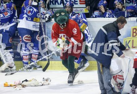 EBEL. Eishockey Bundesliga. KAC gegen VSV. Die Zuschauer werfen, nach dem ersten KAC-Tor, Teddybaeren auf das Eis. Klagenfurt, am 23.12.2008.
Foto: Kuess 

---
pressefotos, pressefotografie, kuess, qs, qspictures, sport, bild, bilder, bilddatenbank