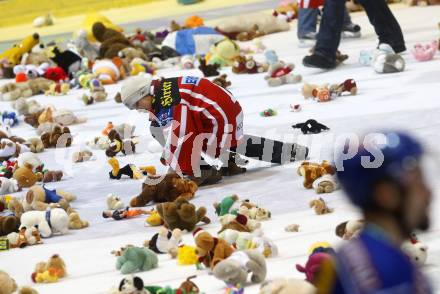 EBEL. Eishockey Bundesliga. KAC gegen VSV. Die Zuschauer werfen, nach dem ersten KAC-Tor, Teddybaeren auf das Eis. Klagenfurt, am 23.12.2008.
Foto: Kuess

---
pressefotos, pressefotografie, kuess, qs, qspictures, sport, bild, bilder, bilddatenbank