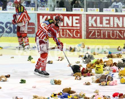 EBEL. Eishockey Bundesliga. KAC gegen VSV. Die Zuschauer werfen, nach dem ersten KAC-Tor, Teddybaeren auf das Eis. HAGER Gregor. Klagenfurt, am 23.12.2008.
Foto: Nadja Kuess 
---
pressefotos, pressefotografie, kuess, qs, qspictures, sport, bild, bilder, bilddatenbank