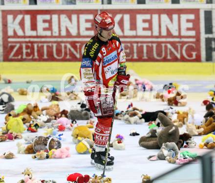 EBEL. Eishockey Bundesliga. KAC gegen VSV. Die Zuschauer werfen, nach dem ersten KAC-Tor, Teddybaeren auf das Eis, SHANTZ Jeffery. Klagenfurt, am 23.12.2008.
Foto: Kuess 

---
pressefotos, pressefotografie, kuess, qs, qspictures, sport, bild, bilder, bilddatenbank