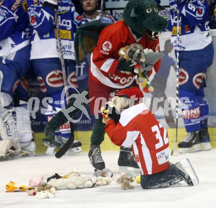 EBEL. Eishockey Bundesliga. KAC gegen VSV. Die Zuschauer werfen, nach dem ersten KAC-Tor, Teddybaeren auf das Eis. Klagenfurt, am 23.12.2008.
Foto: Kuess 

---
pressefotos, pressefotografie, kuess, qs, qspictures, sport, bild, bilder, bilddatenbank