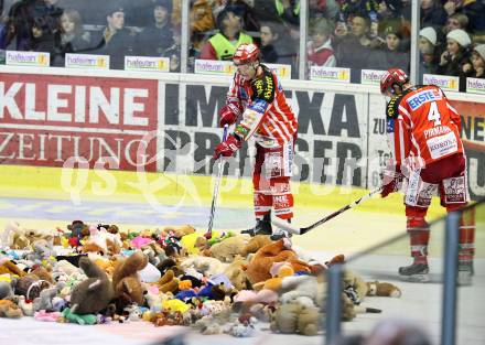 EBEL. Eishockey Bundesliga. KAC gegen VSV.  Die Zuschauer werfen, nach dem ersten KAC-Tor, Teddybaeren auf das Eis. GEIER Stefan, PIRMANN Markus. Klagenfurt, am 23.12.2008.
Foto: Nadja Kuess 
---
pressefotos, pressefotografie, kuess, qs, qspictures, sport, bild, bilder, bilddatenbank