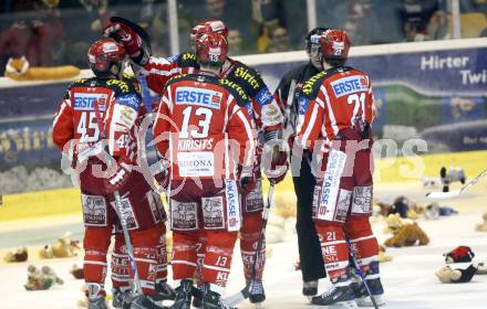 EBEL. Eishockey Bundesliga. KAC gegen VSV. Die Zuschauer werfen, nach dem ersten KAC-Tor, Teddybaeren auf das Eis. Klagenfurt, am 23.12.2008.
Foto: Kuess 

---
pressefotos, pressefotografie, kuess, qs, qspictures, sport, bild, bilder, bilddatenbank