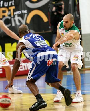 Basketball Bundesliga. Woerthersee Piraten gegen Allianz Gmunden Swans. Joachim Buggelsheim (Piraten), Deteri Jabbar Mayes (Gmunden).  Klagenfurt, 22.12.2008
Foto: Kuess

---
pressefotos, pressefotografie, kuess, qs, qspictures, sport, bild, bilder, bilddatenbank