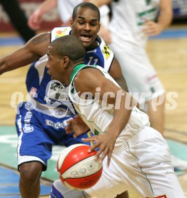 Basketball Bundesliga. Woerthersee Piraten gegen Allianz Gmunden Swans. Timothy Burnette (Piraten), Anthony Fisher (Gmunden).  Klagenfurt, 22.12.2008
Foto: Kuess

---
pressefotos, pressefotografie, kuess, qs, qspictures, sport, bild, bilder, bilddatenbank