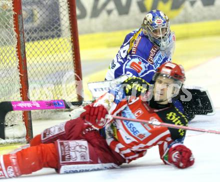 EBEL. Eishockey Bundesliga. KAC gegen VSV. Christoph Brandner (KAC),Bernhard Starkbaum (VSV). Klagenfurt, am 23.12.2008.
Foto: Nadja Kuess 

---
pressefotos, pressefotografie, kuess, qs, qspictures, sport, bild, bilder, bilddatenbank