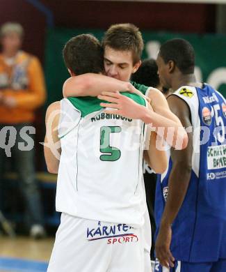 Basketball Bundesliga. Woerthersee Piraten gegen Allianz Gmunden Swans. Jubel Selmir Husanovic, Rasid Mahalbasic (Piraten).  Klagenfurt, 22.12.2008
Foto: Kuess

---
pressefotos, pressefotografie, kuess, qs, qspictures, sport, bild, bilder, bilddatenbank