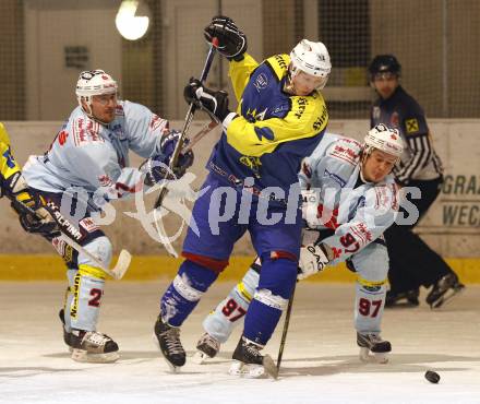 Eishockey Carinthian Hokey League. CHL. Steindorf gegen Althofen. Georg Michenthaler, Oliver Oberrauner (Steindorf), Heiko Ofner (Althofen). Steindorf, am 20.12.2008.
Foto: Kuess
---
pressefotos, pressefotografie, kuess, qs, qspictures, sport, bild, bilder, bilddatenbank