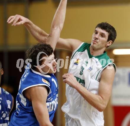 Basketball Bundesliga. Woerthersee Piraten gegen Oberwart Gunners. Selmir Husanovic (Piraten), Hannes Artner (Oberwart).  Klagenfurt, 26.12.2008
Copyright Kuess

---
pressefotos, pressefotografie, kuess, qs, qspictures, sport, bild, bilder, bilddatenbank