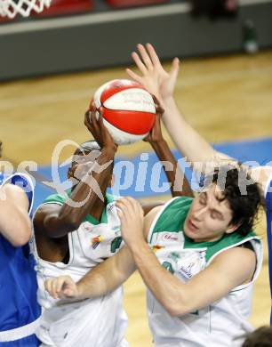 Basketball Bundesliga. Woerthersee Piraten gegen Oberwart Gunners. Andreas Kuttnig, Brandon Hartley (Piraten).  Klagenfurt, 26.12.2008
Copyright Kuess

---
pressefotos, pressefotografie, kuess, qs, qspictures, sport, bild, bilder, bilddatenbank