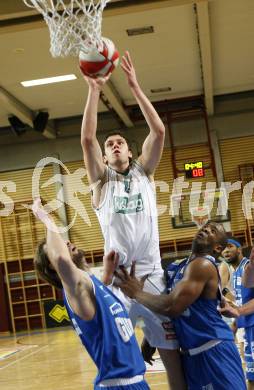 Basketball Bundesliga. Woerthersee Piraten gegen Oberwart Gunners. Erik Rhinehart (Piraten), Jason Johnson, Marko Moric  (Oberwart).  Klagenfurt, 26.12.2008
Copyright Kuess

---
pressefotos, pressefotografie, kuess, qs, qspictures, sport, bild, bilder, bilddatenbank