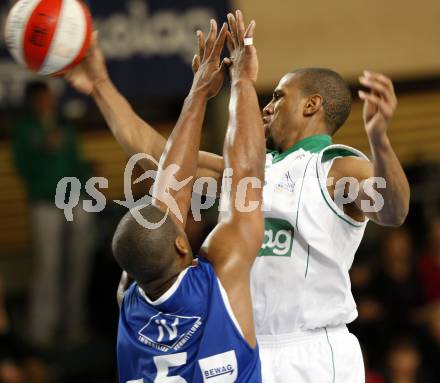 Basketball Bundesliga. Woerthersee Piraten gegen Oberwart Gunners. Timothy Burnette (Piraten), Jason Johnson (Oberwart).  Klagenfurt, 26.12.2008
Copyright Kuess

---
pressefotos, pressefotografie, kuess, qs, qspictures, sport, bild, bilder, bilddatenbank