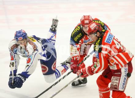 EBEL. Eishockey Bundesliga. EC Pasut VSV gegen EC KAC. ORAZE Martin (VSV), KIRISITS Johannes, SCHULLER David (KAC). Villach, am 26.12.2008.
Foto: Nadja Kuess 


---
pressefotos, pressefotografie, kuess, qs, qspictures, sport, bild, bilder, bilddatenbank